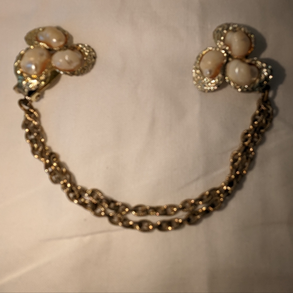VINTAGE ESTATE SWEATER CLIPS GOLD TONE FAUX PEARLS OYSTERS DOUBLE CHAINS